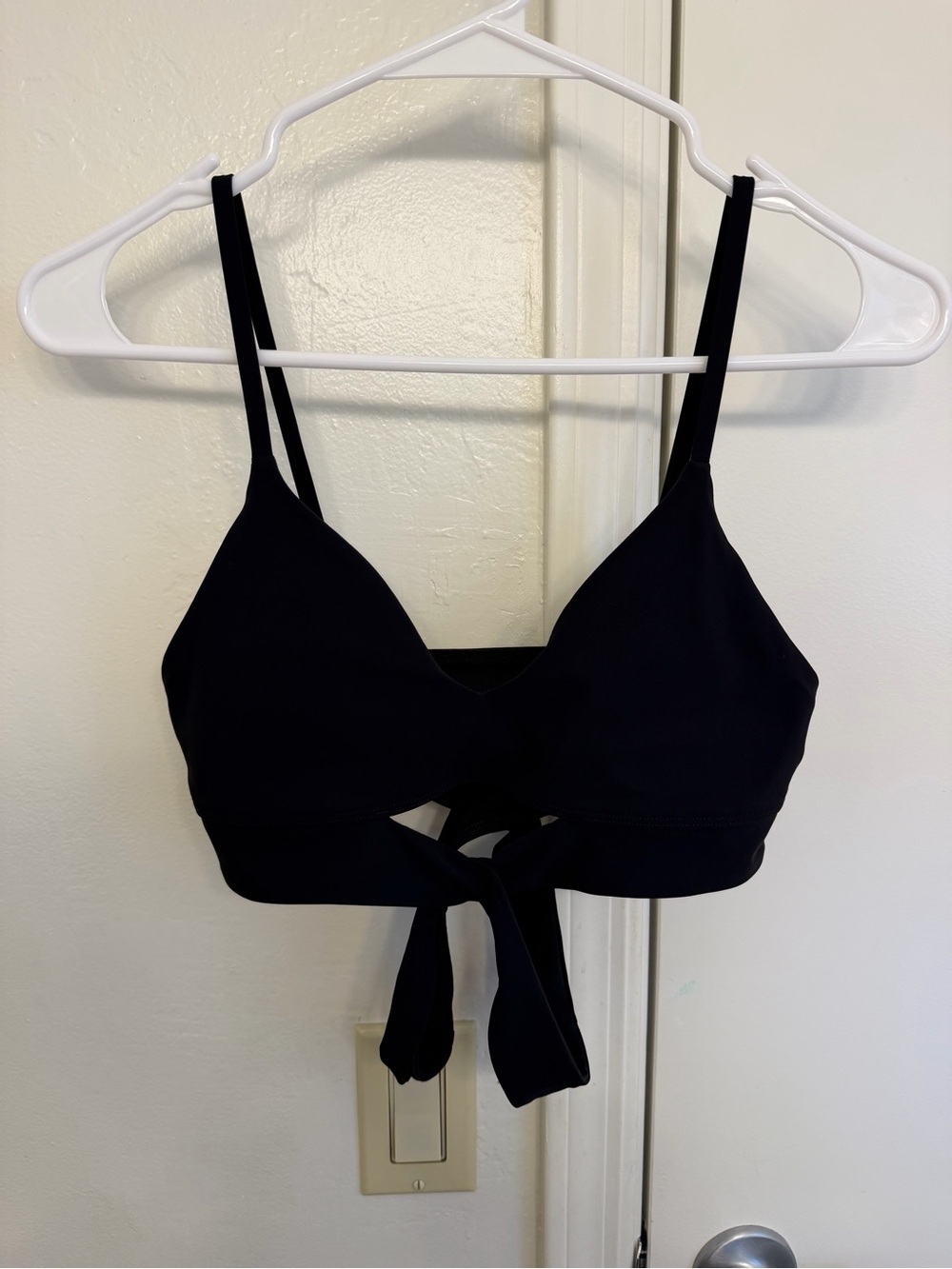 lululemon athletica V Neck Crossover Underband Bra Black Size 6